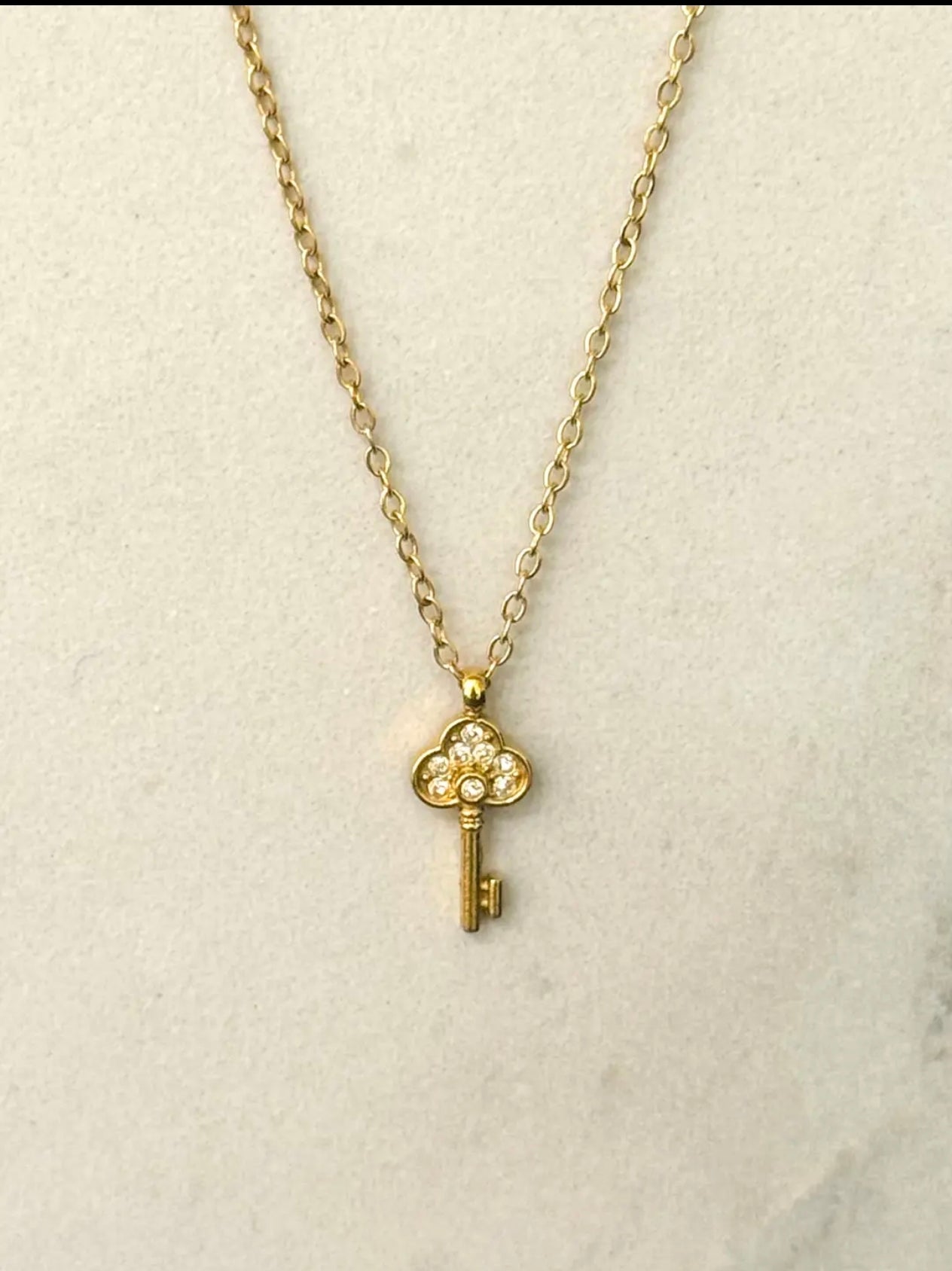 Cofre Exclusivo "Jardín Dorado": Set de Joyas y Accesorio Floral